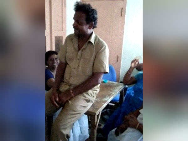 அலறி அடித்து ஓடும் மக்கள் 