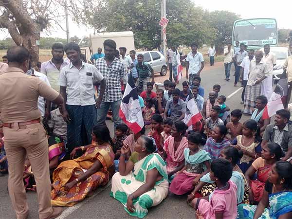 நெல்லை: ஆலங்குளம் அருகே அடிப்படை வசதிகள் செய்து கொடுக்காத மாவட்ட நிர்வாகத்தை கண்டித்து பொதுமக்கள் திடீர் சாலைமறியலில் ஈடுபட்டனர். இதனால் போக்குவரத்து முற்றிலும் பாதிக்கப்பட்டது. ஆலங்குளம் தொகுதிக்கு உட்பட்ட கிராமம் கீழகரும்புளியூத்து. இந்த கிராமத்தில் பேருந்து நிறுத்தம், ரேஷன் கடை, குடிநீர் போன்ற அடிப்படை வசதிகள் இன்றி பொதுமக்கள் அவதிப்பட்டு வருவதாக தெரிகிறது. இதனால் இந்த பிரச்சனையையெல்லாம் தீர்க்க கோரி, பலமுறை கிராம மக்கள் கோரிக்கை விடுத்தும், மாவட்ட நிர்வாகம் எவ்வித நடவடிக்கையும் எடுக்கவில்லை என்று கூறப்படுகிறது. இதனால், ஆத்திரமடைந்த அக்கிராம மக்கள், தென்காசி - திருநெல்வேலி நெடுஞ்சாலையில் இன்று காலை சாலை மறியலில் ஈடுபட்டனர். பொதுமக்களின் இந்த திடீர் மறியல் காரணமாக 1 மணி நேரம் அப்பகுதியில் போக்குவரத்து பாதிப்பு ஏற்பட்டது. இதனால் வாகன ஓட்டிகள், மற்றும் வேலைக்கு செல்வோர் கடும் சிரமத்திற்கு ஆளாயினர். தகவலறிந்து வந்த ஆலங்குளம் காவல்துறையினர் போராட்டக்காரர்களுடன் பேச்சுவார்த்தை நடத்தினர். சம்பந்தப்பட்ட துறை அதிகாரிகளை கிராமத்திற்கு அழைத்து வந்து, பிரச்சனைகள் அனைத்திற்கும் விரைவில் தீர்வு காணப்படும் என்று உறுதியளித்ததன் பேரில் கிராம மக்கள் சாலை மறியலை கைவிட்டனர். ஆனால் போராட்டத்தை கைவிடவில்லை. அதிகாரிகள் வரும் வரை போராட்டம் தொடரும் என அறிவித்து சாலையின் ஓரத்தில் அனைவரும் குவிந்துள்ளனர். இதனால் அங்கு பரபரப்பு ஏற்பட்டுள்ளது.