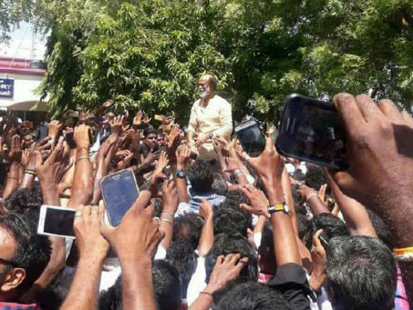 செல்பி எடுத்த மக்கள் 