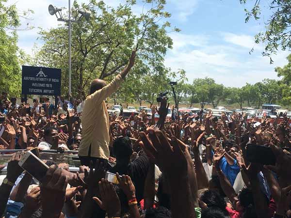 உற்சாக கையசைப்பு 