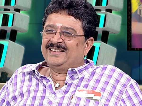 தேசிய கொடியுடன் சுற்றுவார் 