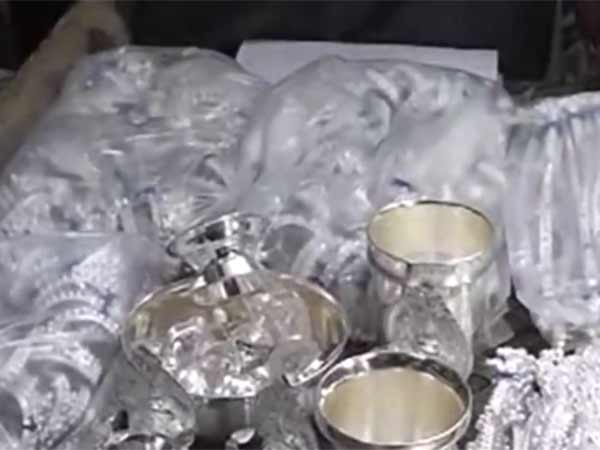 நகை திருட முயற்சித்த போது சிக்கிய சில்வர் 