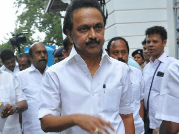 முதல்வர் விலக வேண்டும் 