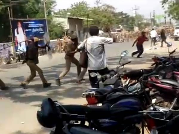 Police force attacks the crew of reporters who gathers news 