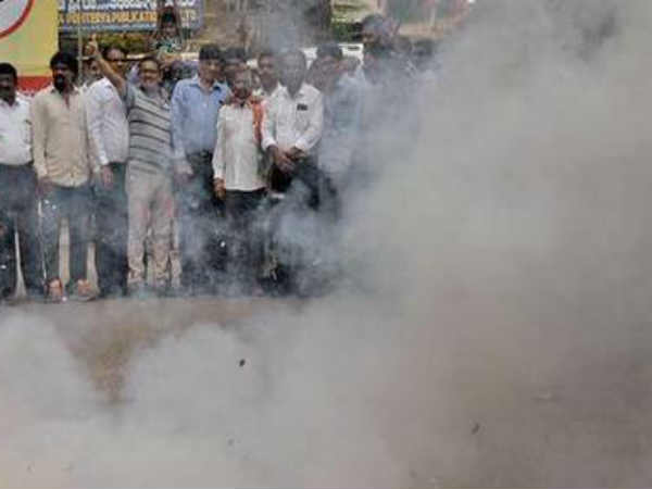 பட்டாசு வெடித்து கொண்டாட்டம் 