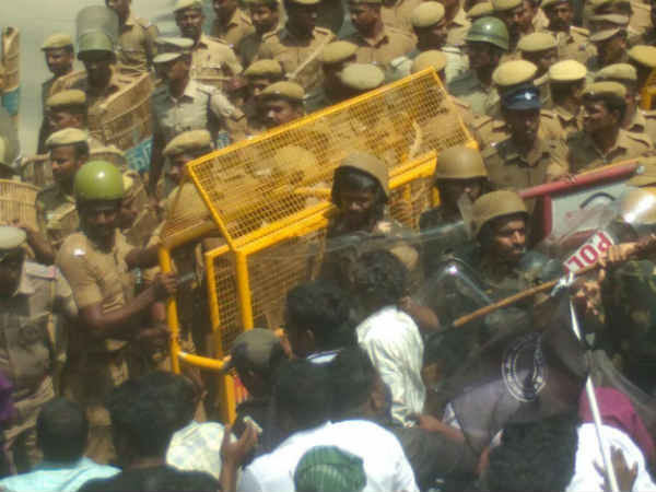 ஆட்சியர் அலுவலகம் சூறை ஆட்சியர் அலுவலகம் சூறை