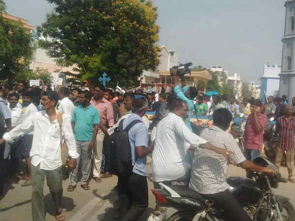 கண்ணீர் புகை குண்டும் 