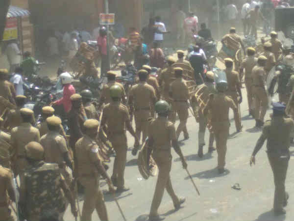 மைக் அறிவிப்பும் தடியடியும்