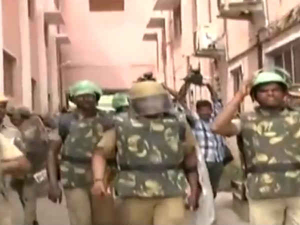 உள்ளே வெளியே உள்ளே வெளியே