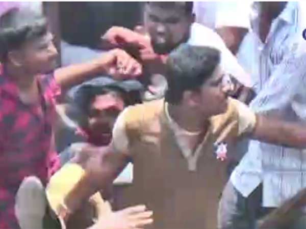 போலீசாரின் வன்முறை 