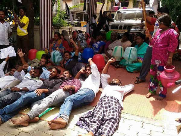 Ladies dharna for demanding drinking water in Tenkasi 
