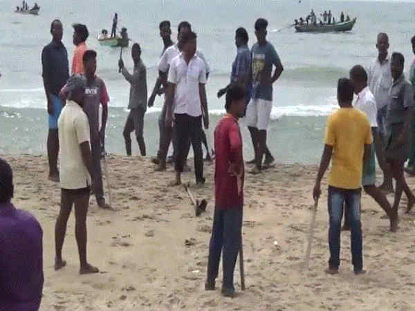 ஆயுதங்களுடன் திரண்டன மீனவர்கள் 