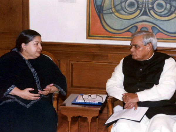 வாஜ்பாயை மிரட்டிய ஜெ. வாஜ்பாயை மிரட்டிய ஜெ.