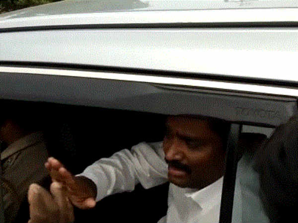 கதறி அழுத வேல்முருகன் 