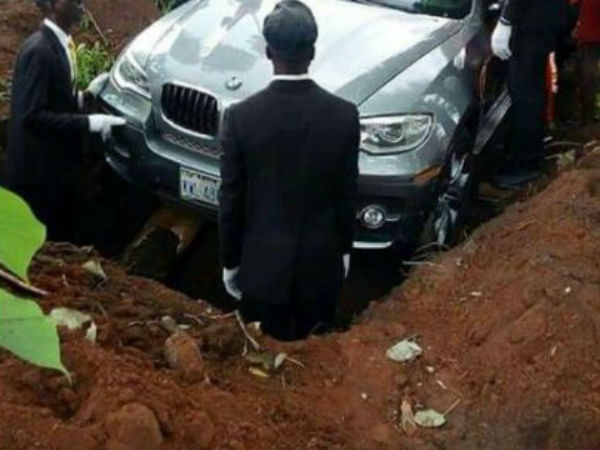 பிஎம்டபிள்யூ காருடன் அடக்கம் 