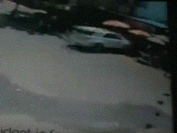 காரில் மோதிய ஸ்கூட்டர் 