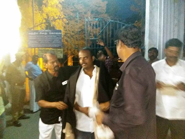 2 பேர் குண்டு வீச்சு 