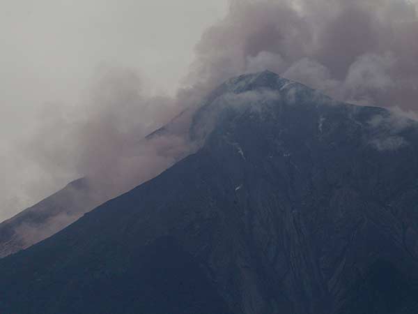 வெளியேறும் நெருப்பு குழம்பு 