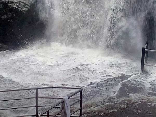 Heavy rain tourists ban in Falls 