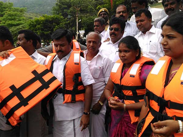 Heavy rain tourists ban in Falls 