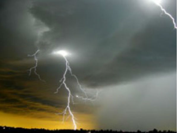 திடீரென வந்த மின்னல் 