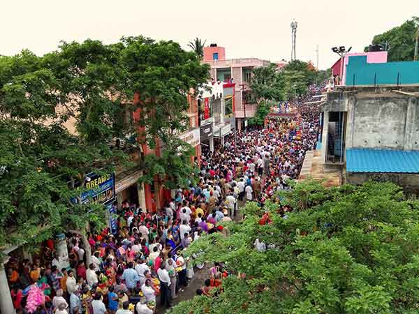 பக்தர்களுக்கு மாங்கனி பிரசாதம்