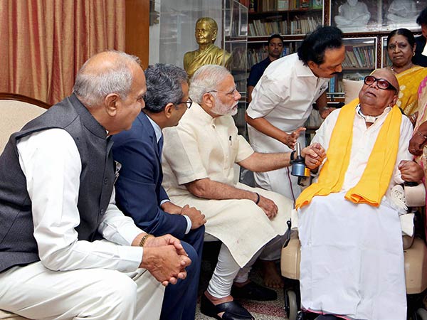 தொண்டர்களை சந்தித்த கருணாநிதி 