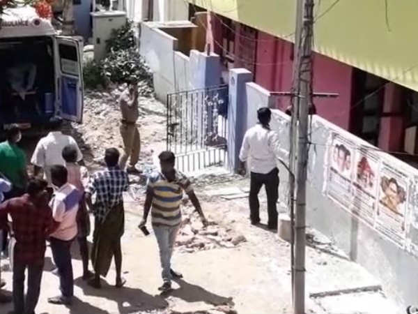 மகன்களை வளர்த்த தந்தை 