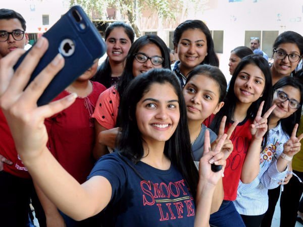 எங்கு பார்த்தாலும் செல்ஃபி 