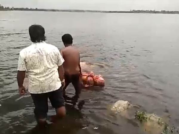 டேப் ஒட்டப்பட்டுள்ளது டேப் ஒட்டப்பட்டுள்ளது