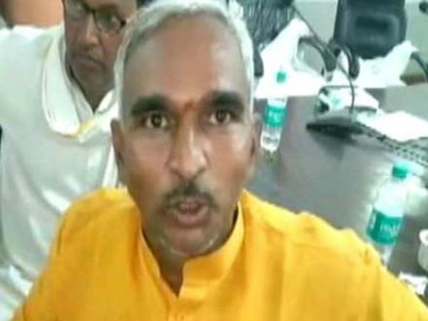 பணம் சம்பாதிக்கிறார் 