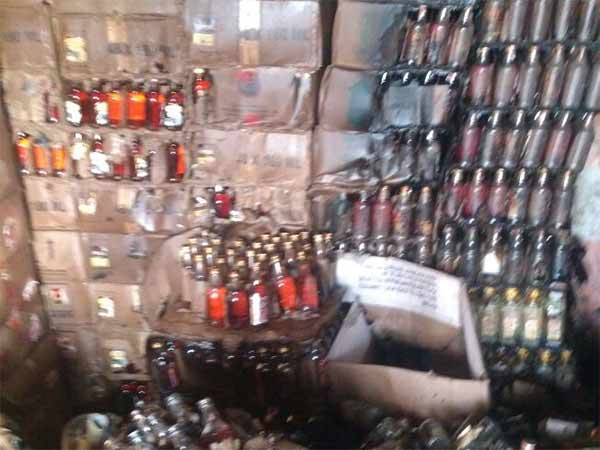 Women protest demanding to prevent illegal alcohol near Thiruthuraipoondi Women protest demanding to prevent illegal alcohol near Thiruthuraipoondi