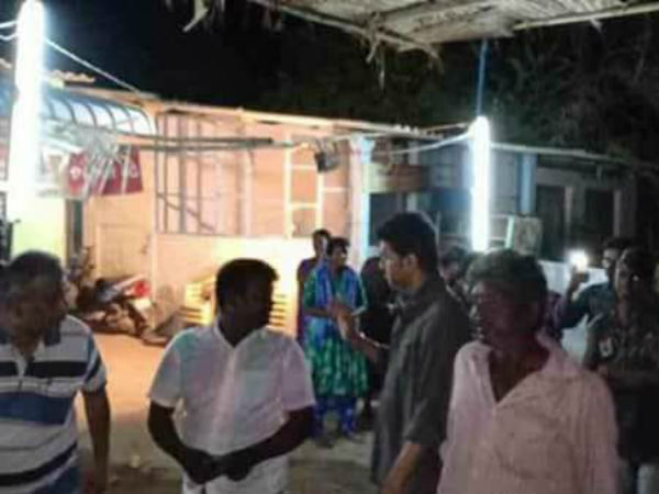 தரையில் அமர்ந்து பேசினார் 