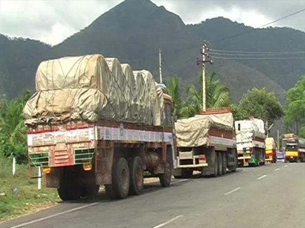 கேரளா சென்ற லாரி 