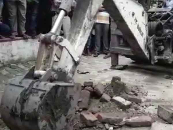 சுற்றுச்சுவர் இடிப்பு 