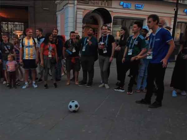 A short film on the madness of the world cup football மாஸ்கோ: உலகக் கோப்பைக் கால்பந்து தொடரின் கிளைமேக்ஸ் நெருங்கி வருகிறது. கால்பந்து ரசிகர்களின் உற்சாகமும் கூடிக் கொண்டே போகிறது. கால்பந்துக்கு இருக்கும் கிரேஸ் வேறு எந்த விளையாட்டுக்கும் இருப்பதாக தெரியவில்லை. அதிலும் உலகக் கோப்பை வந்து விட்டால் போதும் ஒவ்வொரு போட்டியும் தூள் பறக்கும். பீலே, பிளாட்டினி போன்ற ஜாம்பவான்கள் ஓடி உதைத்த களங்களுக்கு நிகரான போட்டிகளை இன்று ரசிகர்கள் காண முடியாமல் போனாலும் கூட இன்றைய காலகட்டத்துக்கேற்ற மின்னல் வீரர்கள் ரசிகர்களை மயக்கிக்கொண்டுதான் உள்ளனர். கால்பந்தின் மகத்துவத்தையும், அது அத்தனை சமுதாயங்களையும், இனங்களையும் இணைக்கும் அற்புதத்தையும் நேரில் கண்டால்தான் உணர முடியும். இசைக்கும், விளையாட்டுக்கும் மட்டுமே உரித்தான குணாதிசயம் இது. மாஸ்கோவைச் சேர்ந்தவர் அலெக்ஸ் சோலோவியவ். இவர் ஒரு சுயேச்சையான குறும்பட இயக்குநர். கால்பந்து ஜூரம் குறித்து ஒரு குறும்படத்தை வெளியிட்டுள்ளார். மாஸ்கோ நகர வீதிகளை கலகலப்பாக்கி வரும் ரசிகர்களை மட்டும் படம் பிடித்துள்ளார். அழகான பின்னணி இசையுடன், ரசிகர்களின் உற்சாகம், முக பாவனைகள், ஆர்வம் உள்ளிட்டவற்றை படமாக்கி வெளியிட்டுள்ளார். நீங்களும் பாருங்களேன் A short film on the madness of the world cup football மாஸ்கோ: உலகக் கோப்பைக் கால்பந்து தொடரின் கிளைமேக்ஸ் நெருங்கி வருகிறது. கால்பந்து ரசிகர்களின் உற்சாகமும் கூடிக் கொண்டே போகிறது. கால்பந்துக்கு இருக்கும் கிரேஸ் வேறு எந்த விளையாட்டுக்கும் இருப்பதாக தெரியவில்லை. அதிலும் உலகக் கோப்பை வந்து விட்டால் போதும் ஒவ்வொரு போட்டியும் தூள் பறக்கும். பீலே, பிளாட்டினி போன்ற ஜாம்பவான்கள் ஓடி உதைத்த களங்களுக்கு நிகரான போட்டிகளை இன்று ரசிகர்கள் காண முடியாமல் போனாலும் கூட இன்றைய காலகட்டத்துக்கேற்ற மின்னல் வீரர்கள் ரசிகர்களை மயக்கிக்கொண்டுதான் உள்ளனர். கால்பந்தின் மகத்துவத்தையும், அது அத்தனை சமுதாயங்களையும், இனங்களையும் இணைக்கும் அற்புதத்தையும் நேரில் கண்டால்தான் உணர முடியும். இசைக்கும், விளையாட்டுக்கும் மட்டுமே உரித்தான குணாதிசயம் இது. மாஸ்கோவைச் சேர்ந்தவர் அலெக்ஸ் சோலோவியவ். இவர் ஒரு சுயேச்சையான குறும்பட இயக்குநர். கால்பந்து ஜூரம் குறித்து ஒரு குறும்படத்தை வெளியிட்டுள்ளார். மாஸ்கோ நகர வீதிகளை கலகலப்பாக்கி வரும் ரசிகர்களை மட்டும் படம் பிடித்துள்ளார். அழகான பின்னணி இசையுடன், ரசிகர்களின் உற்சாகம், முக பாவனைகள், ஆர்வம் உள்ளிட்டவற்றை படமாக்கி வெளியிட்டுள்ளார். நீங்களும் பாருங்களேன்