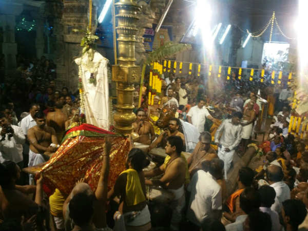 பக்தர்கள் நேர்த்திக்கடன் 