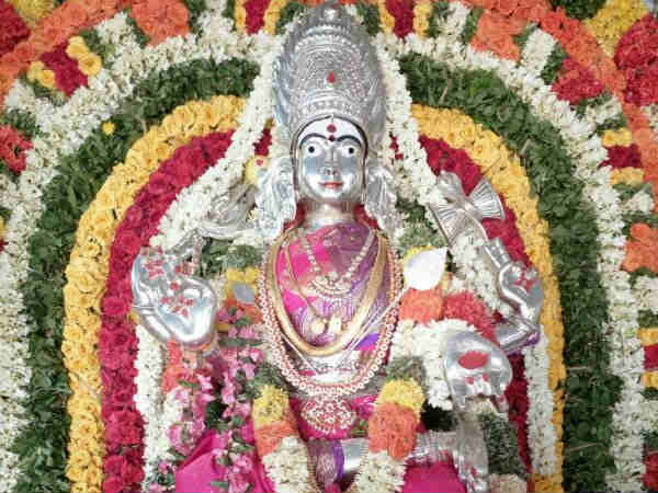  அம்மனை வழிபடும் பக்தர்கள்