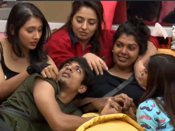 ஜனனியும், ரித்விகாவும்: