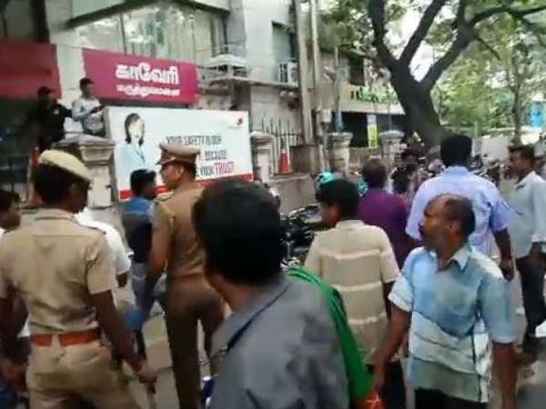 குவிந்த தொண்டர்கள் 