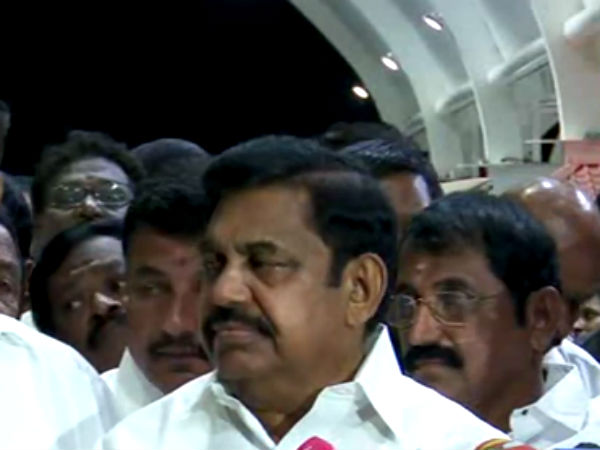 கண்ணீர் விட்ட முதல்வர் 