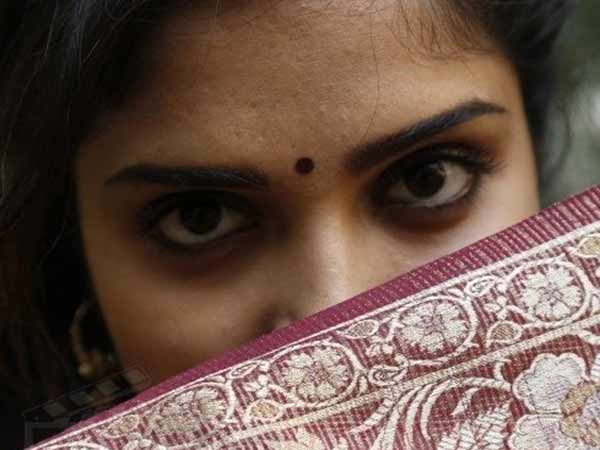 கீழே பார்த்து பேசினால் கெட்டவரா? 