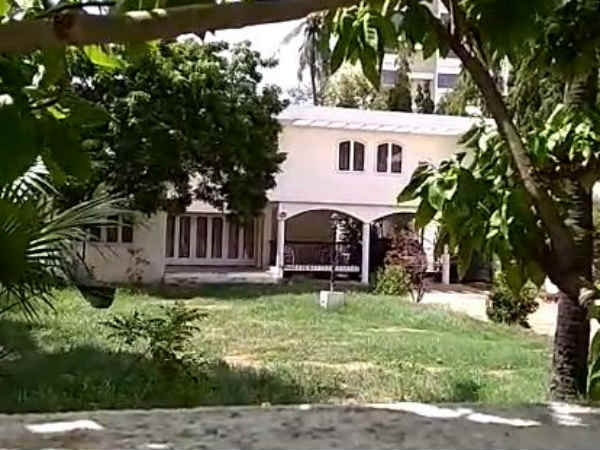 யார் யாருடன் தொடர்பு 