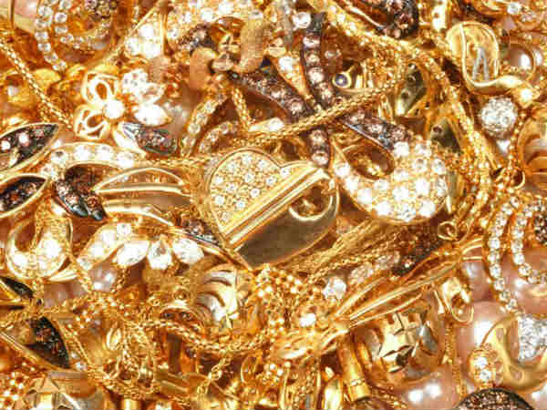 சடலத்திற்கு அணிவித்த நகை சடலத்திற்கு அணிவித்த நகை