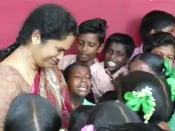 நன்றாக பாடம் நடத்தும் டீச்சர் 