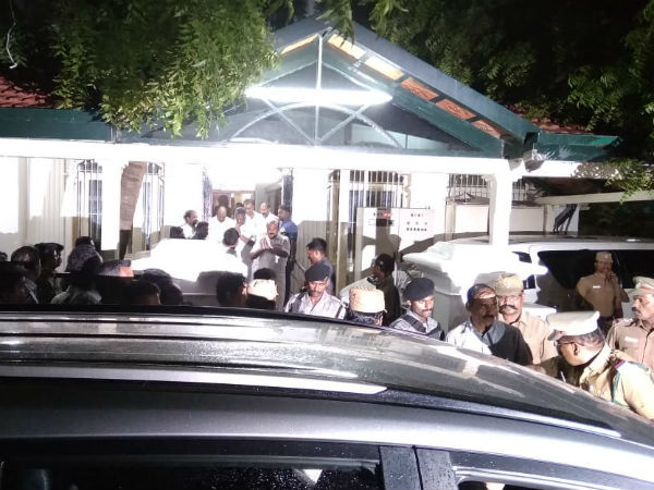குவியும் தொண்டர்கள் 