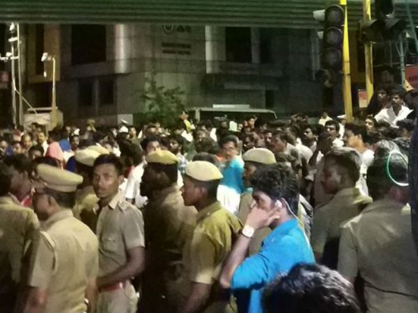 Karunanidhi Health Is Stable: DMK cadres are celebrating outside The Kauvery Hospital 
