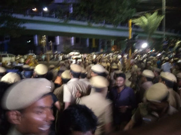 Police and DMK cadres clash at Cauvery hospital 