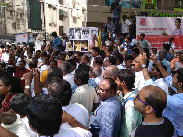 குவியும் தொண்டர்கள் குவியும் தொண்டர்கள்