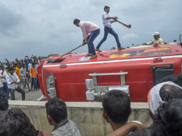 போட்டியாக பார்த்தனர் 